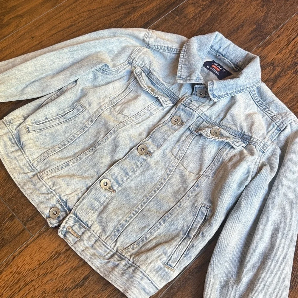Children’s Place light wash jean jacket. Size 7/8 (I8)